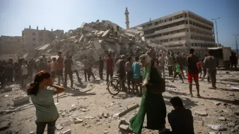 Escalated Artillery Offensive Unfolds in Gaza City